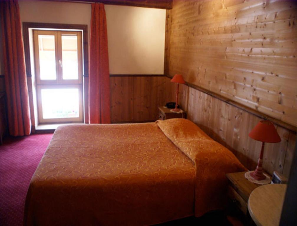 Le Relais De L'Abbaye Hotel Tournus Room photo